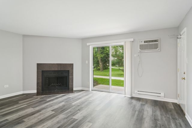433 E OSAGE Lane 1B, Palatine, IL 60074