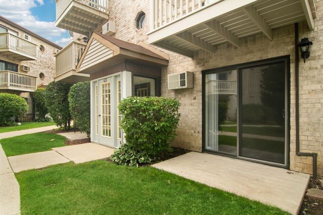 433 E OSAGE Lane 1B, Palatine, IL 60074