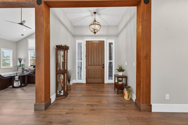 23235 Darkhorse Dr, Auburn, CA 95602