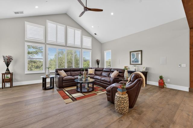 23235 Darkhorse Dr, Auburn, CA 95602