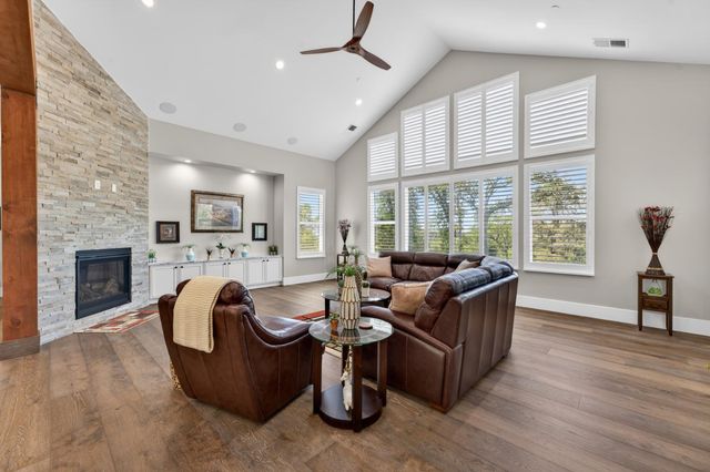 23235 Darkhorse Dr, Auburn, CA 95602
