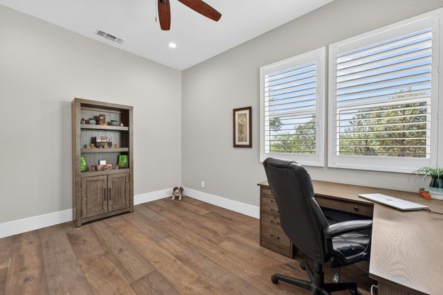 23235 Darkhorse Dr, Auburn, CA 95602