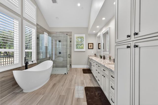 23235 Darkhorse Dr, Auburn, CA 95602