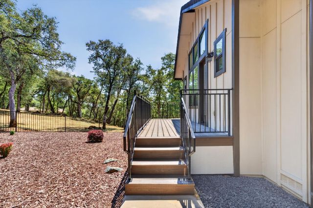 23235 Darkhorse Dr, Auburn, CA 95602