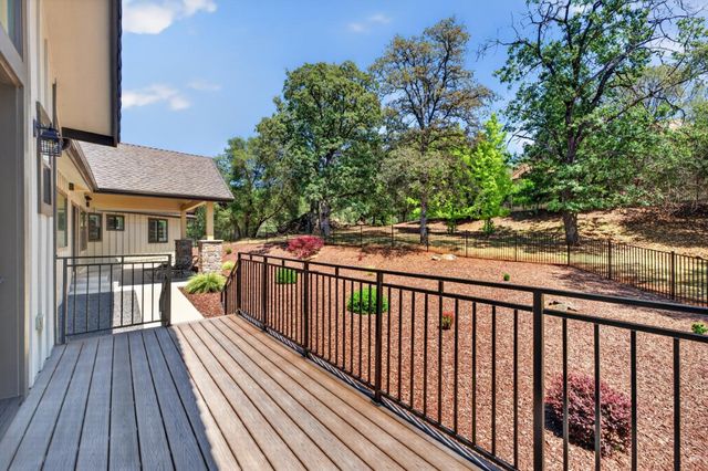 23235 Darkhorse Dr, Auburn, CA 95602