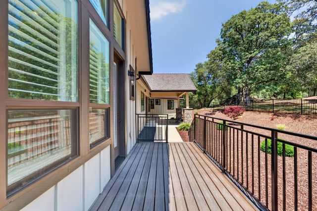 23235 Darkhorse Dr, Auburn, CA 95602