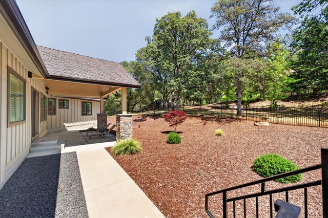 23235 Darkhorse Dr, Auburn, CA 95602