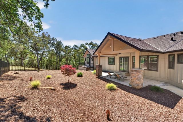 23235 Darkhorse Dr, Auburn, CA 95602