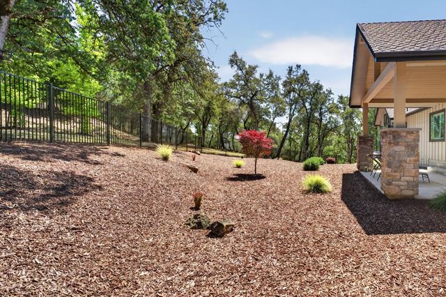 23235 Darkhorse Dr, Auburn, CA 95602