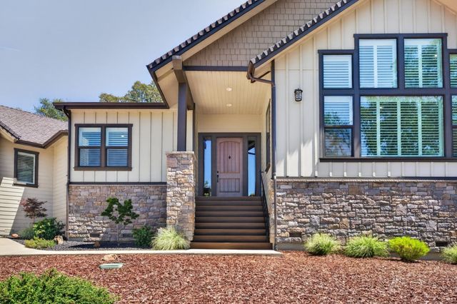 23235 Darkhorse Dr, Auburn, CA 95602