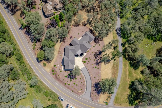 23235 Darkhorse Dr, Auburn, CA 95602