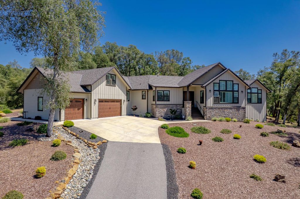 23235 Darkhorse Dr, Auburn, CA 95602