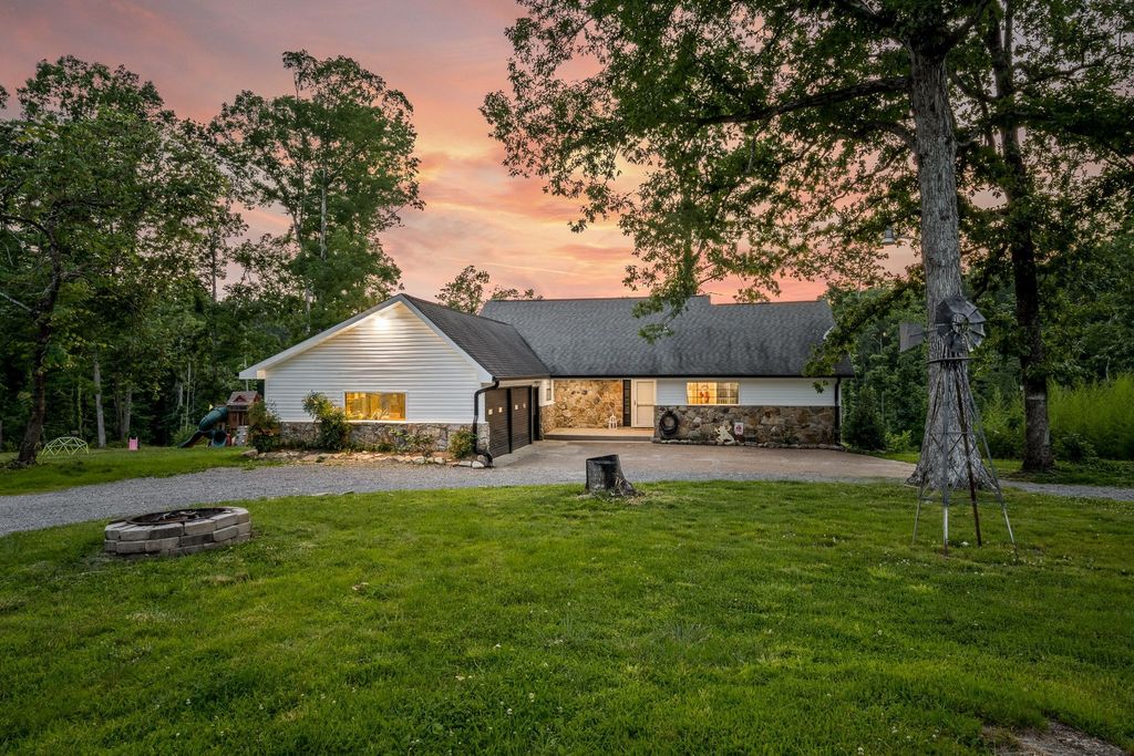 35 Magnolia Ln, Normandy, TN 37360