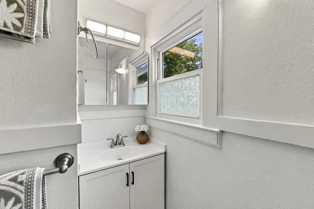 3035 Marshall Way, Sacramento, CA 95817