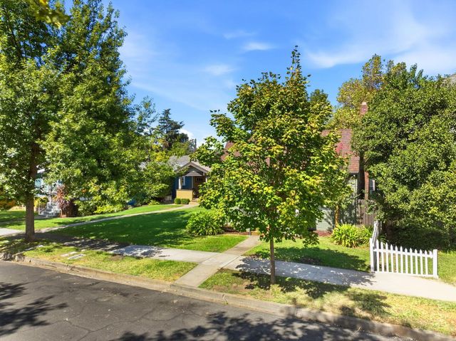 3035 Marshall Way, Sacramento, CA 95817