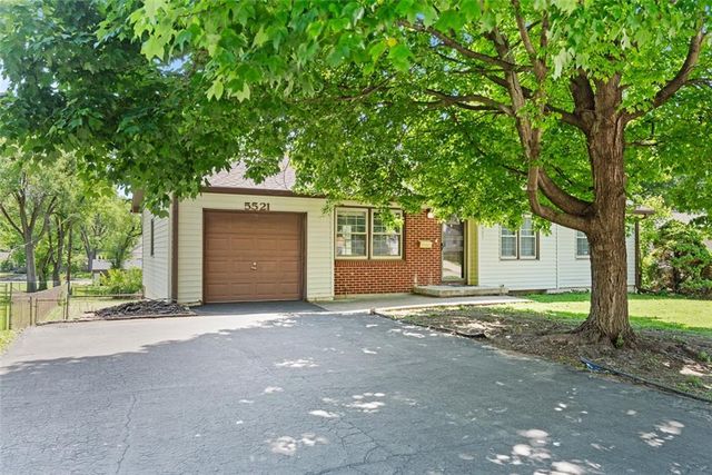 5521 Barton Lane, Shawnee, KS 66203