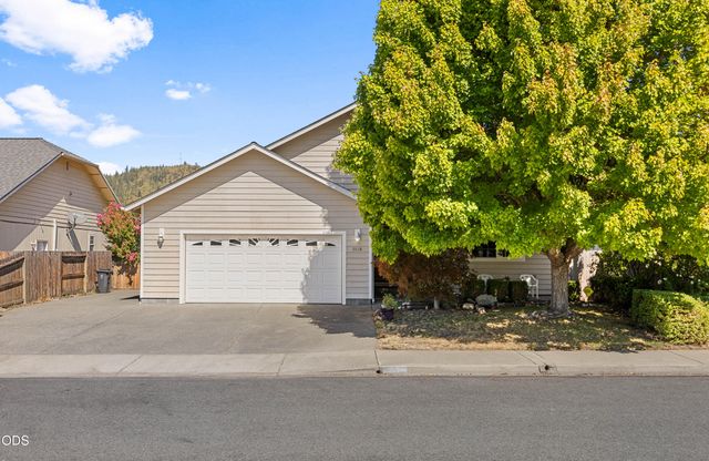 1810 SW J Street, Grants Pass, OR 97526