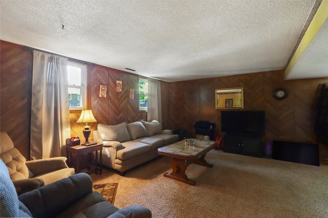 46 Regal Lane, Iowa City, IA 52240