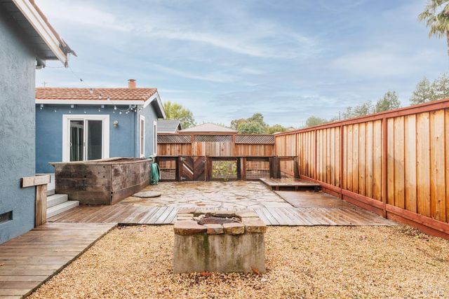 719 Madison Dr, Sonoma, CA 95476