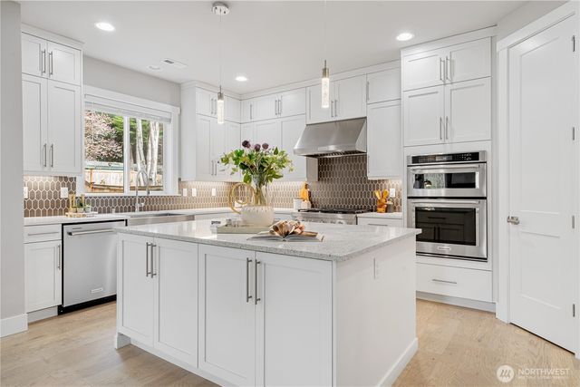 7230 NE 129th St, Kirkland, WA 98034