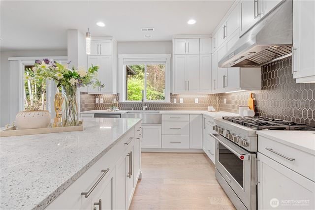 7230 NE 129th St, Kirkland, WA 98034