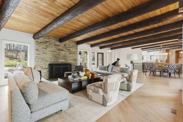 1318 S Jones Mill Lane, Springfield, MO 65809