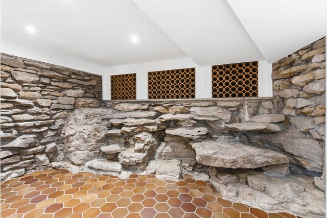 1318 S Jones Mill Lane, Springfield, MO 65809