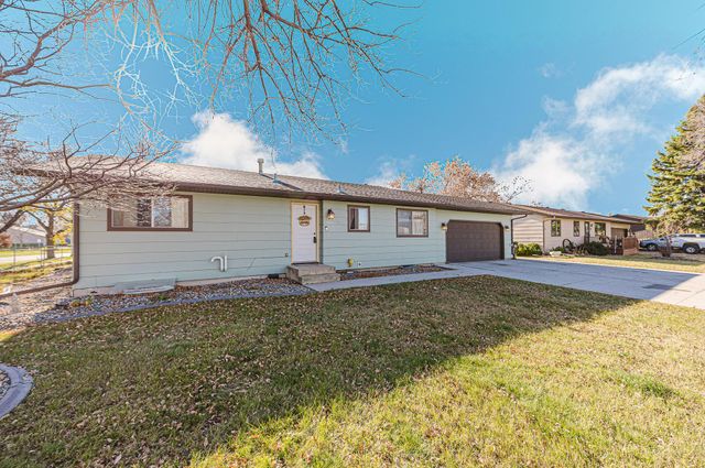 519 10th Avenue E, West Fargo, ND 58078
