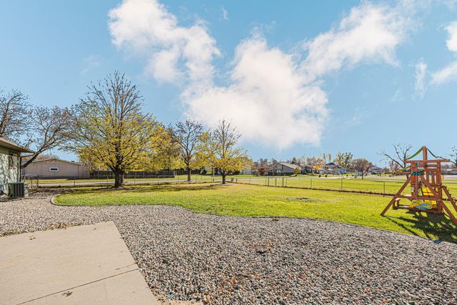 519 10th Avenue E, West Fargo, ND 58078