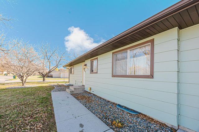 519 10th Avenue E, West Fargo, ND 58078