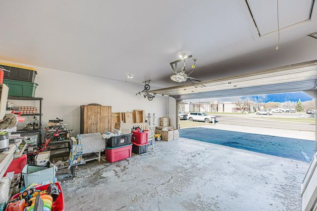 519 10th Avenue E, West Fargo, ND 58078