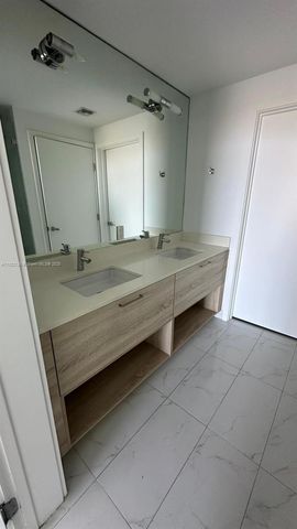 16385 Biscayne Blvd 2418, North Miami Beach, FL 33160