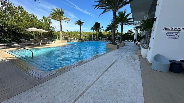 16385 Biscayne Blvd 2418, North Miami Beach, FL 33160