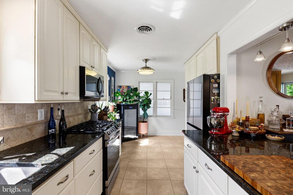 Image 15 of property listing at 43091 JOY LN, Hollywood, MD 20636