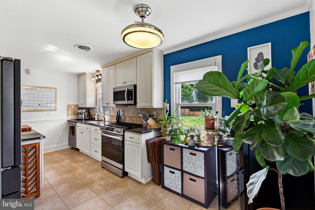 Image 16 of property listing at 43091 JOY LN, Hollywood, MD 20636