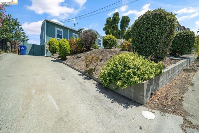 3240 Logan St, Oakland, CA 94601