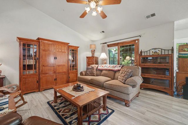 20100 Apple Dr, Lockeford, CA 95237