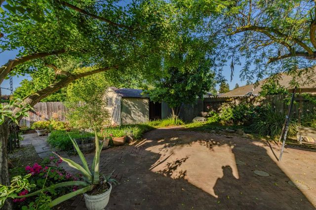 20100 Apple Dr, Lockeford, CA 95237