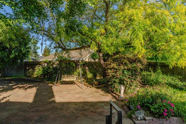 20100 Apple Dr, Lockeford, CA 95237