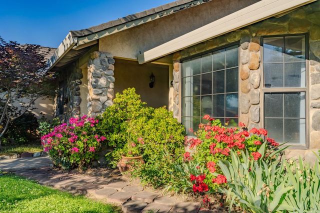 20100 Apple Dr, Lockeford, CA 95237