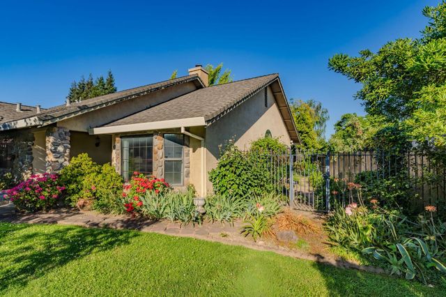 20100 Apple Dr, Lockeford, CA 95237