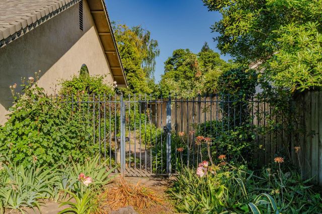 20100 Apple Dr, Lockeford, CA 95237