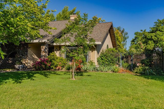 20100 Apple Dr, Lockeford, CA 95237