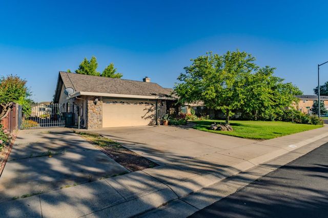 20100 Apple Dr, Lockeford, CA 95237