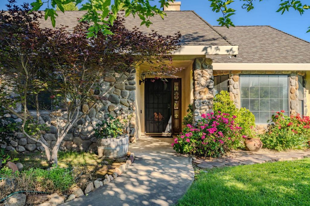 20100 Apple Dr, Lockeford, CA 95237