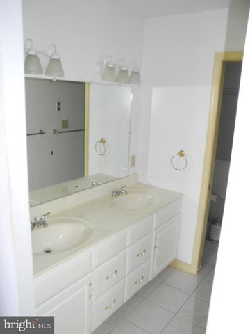 121 SOUTHERN OAK DR, Hagerstown, MD 21740