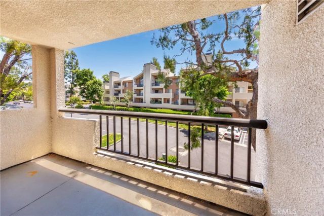 5510 Owensmouth Ave 204, Woodland Hills, CA 91367