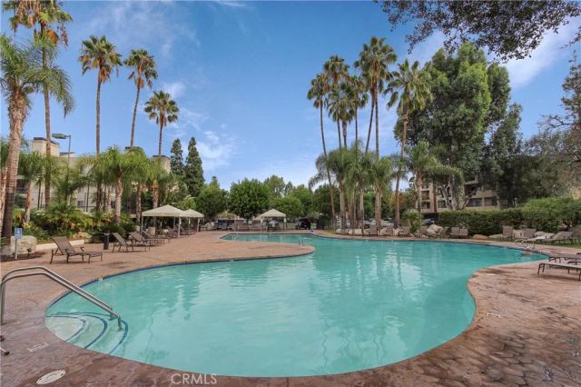 5510 Owensmouth Ave 204, Woodland Hills, CA 91367