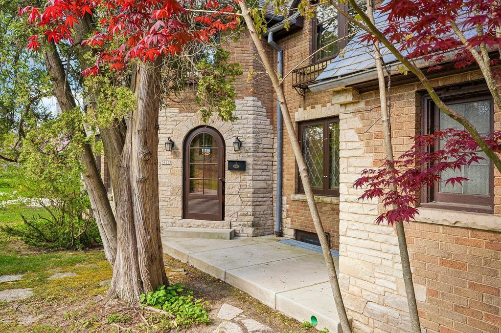 7027 Belmont LANE, Fox Point, WI 53217