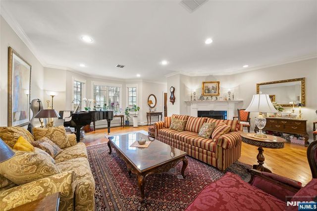 463 8th Street B, Palisades Park, NJ 07650